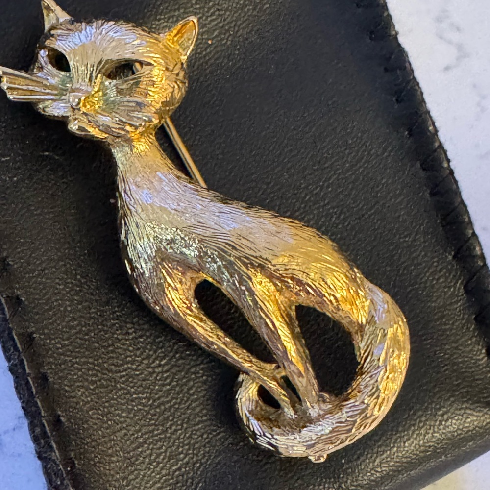 Vintage cat pin Monet